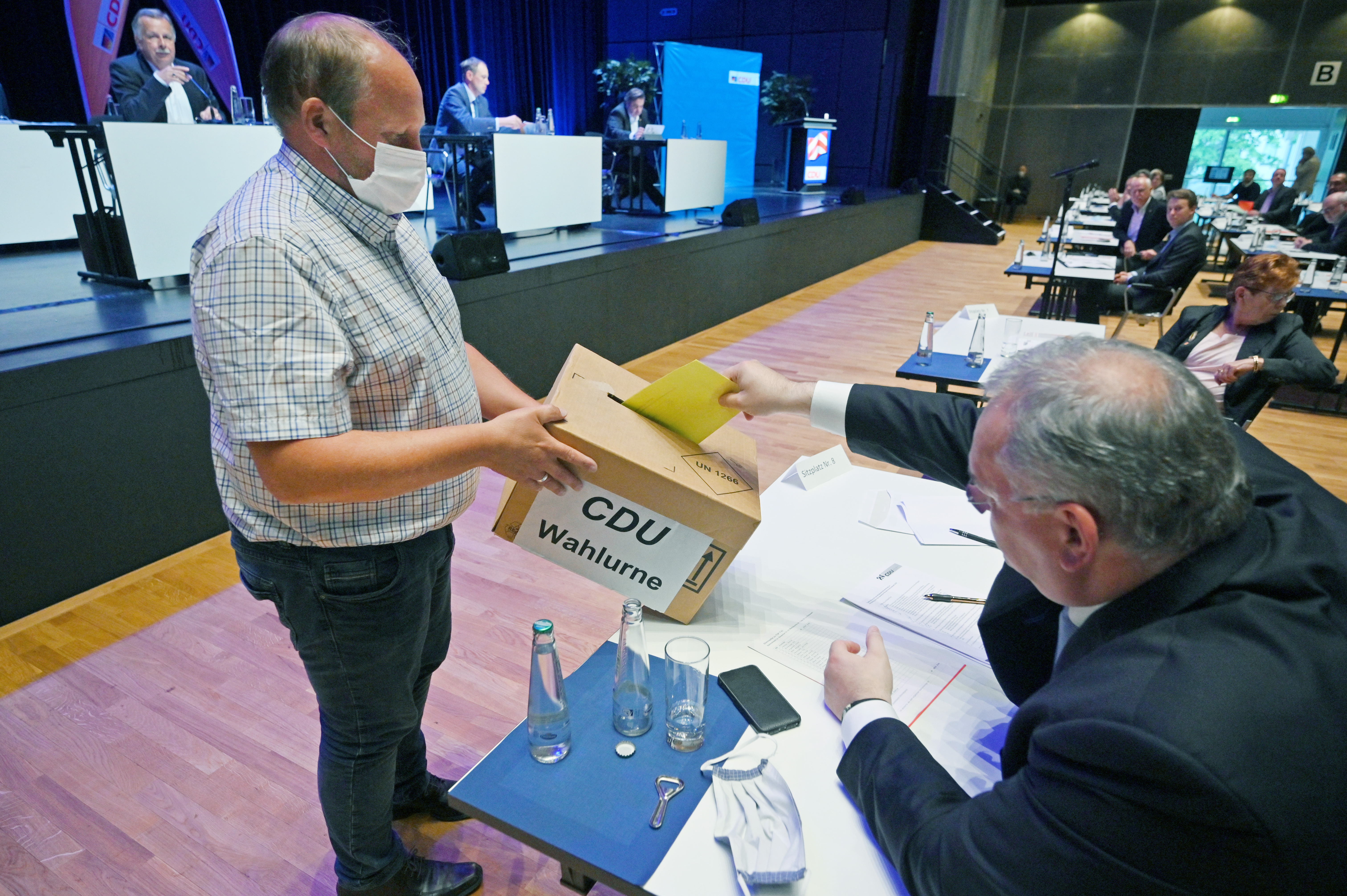 18.61.2020 - Parteitag - Nominierung Oberbürgermeister - Ralf Nettelstroth bei der Stimmabgabe. (Foto: Thomas F. Starke)