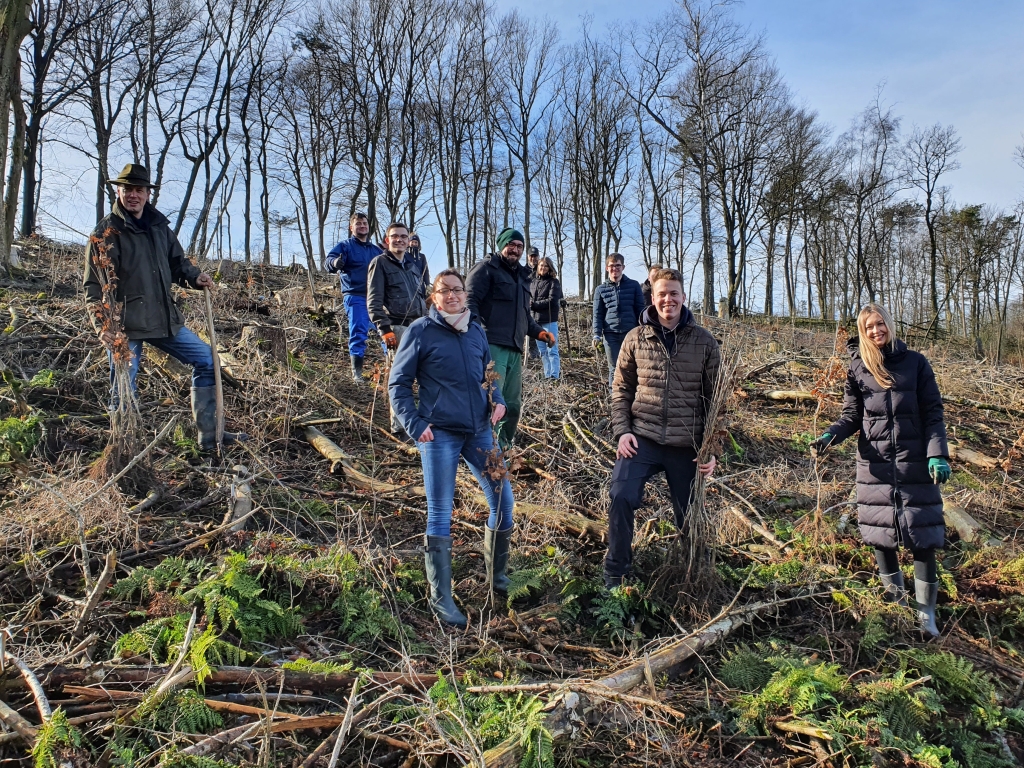 Zahlreiche Helfer haben gemeinsam mit Tom Brüntrup den Wald aufgeforstet (Foto: Lange)