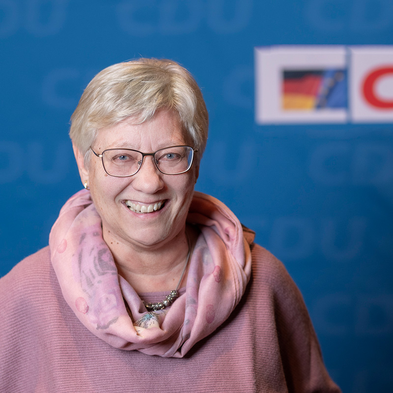  Angela Haupt