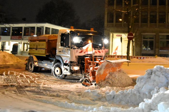 Winterdienst im Einsatz. Der Winter setzt den Stra�en zu. (Foto: Lange)
