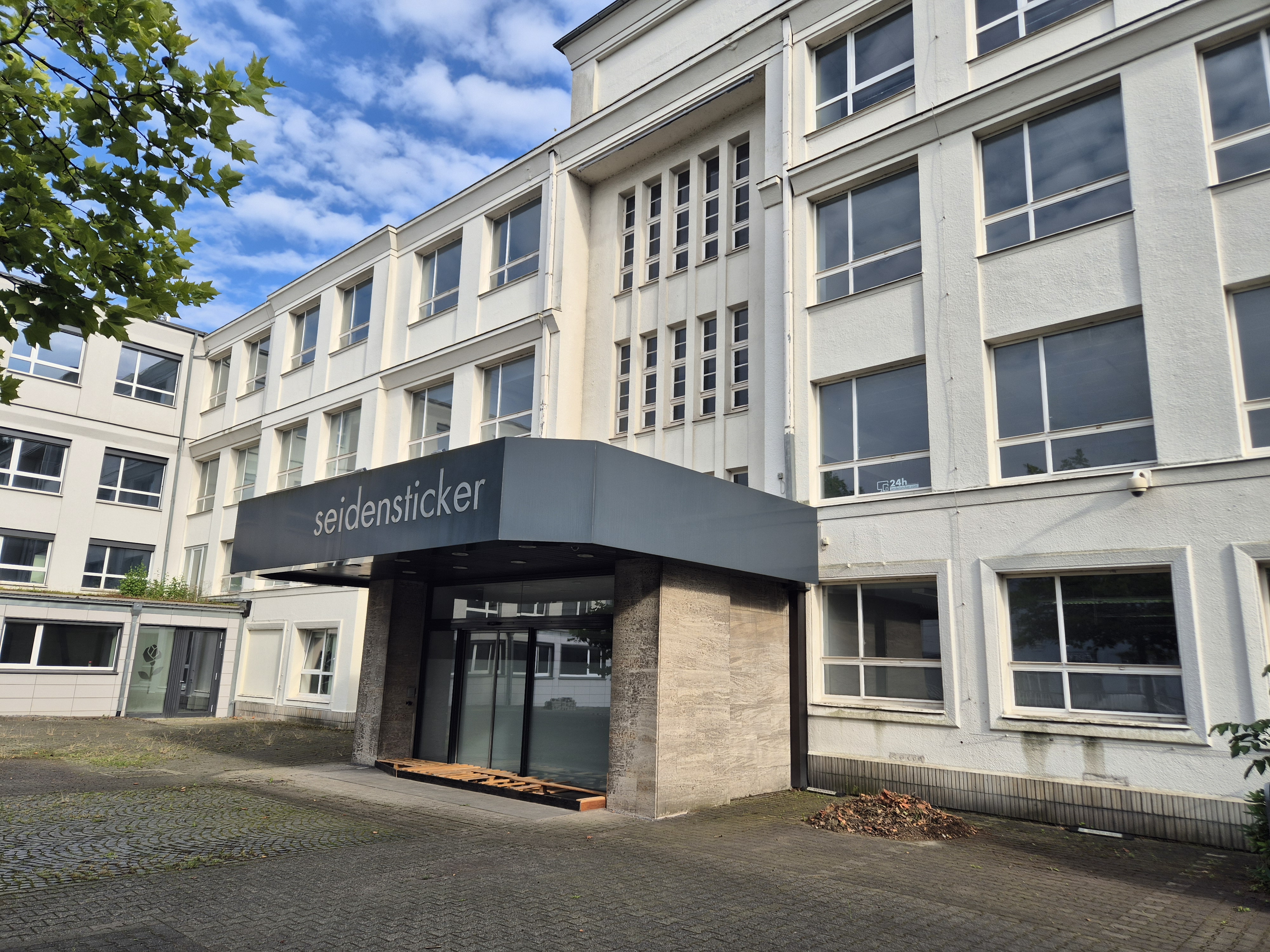 Das neue Gymnasium entsteht hier auf dem ehemaligen Seidensticker-Gel�nde.

(Foto: Lange)
